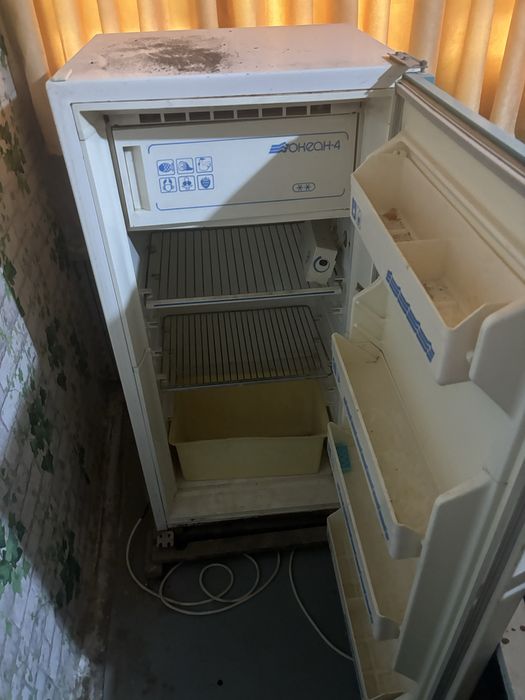 Газовая плита и холодильник