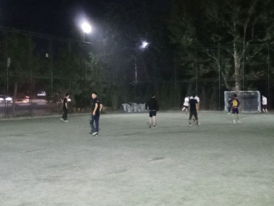 Mini suniy maydon fudbol uchun, valibol o'ynasa xam boladi