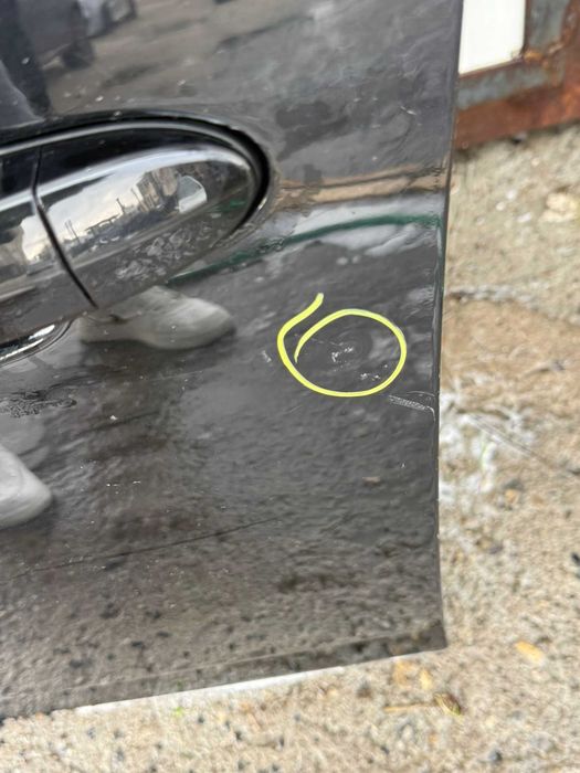 Usa stanga fata BMW X3 E83 pe negru cu mic defect