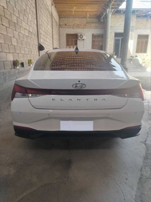 Hyundai Elantra 1,6 motor 90,800 km benzin