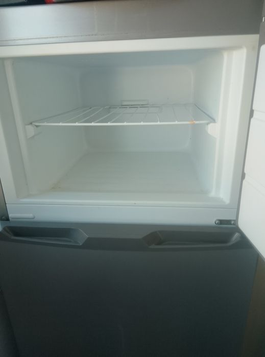 Vând frigider mărime mediestqre buna funcționează nu are defecte