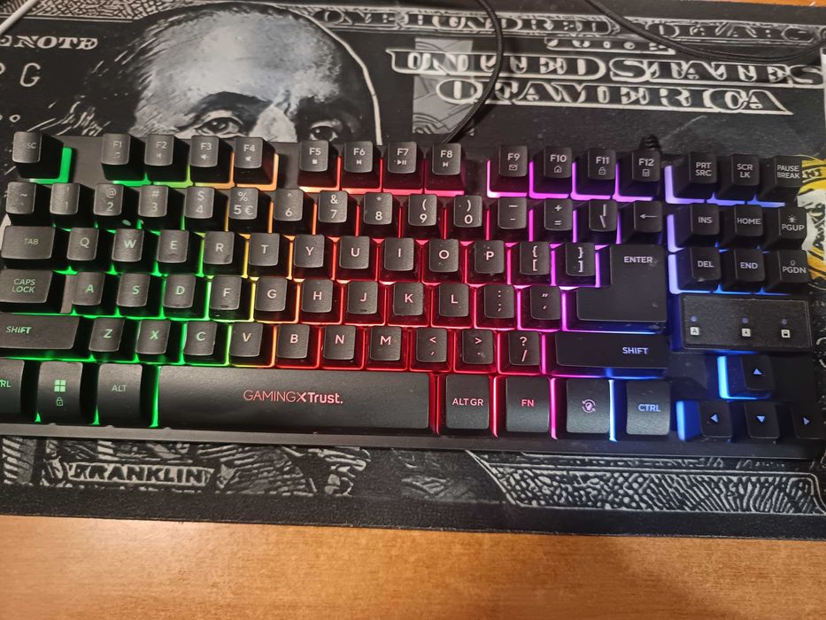 Клавиатура GamingXTrust + Logitech стикер подарък