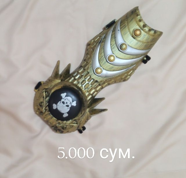 Детское рыцарское воаружение щиты, мечи, шлем и защита.