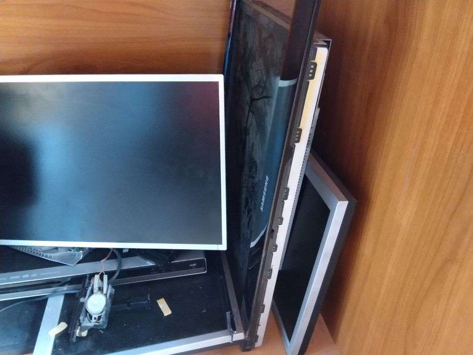 продавам стари монитори за части и лаптоп и телевизор Самсунг за части
