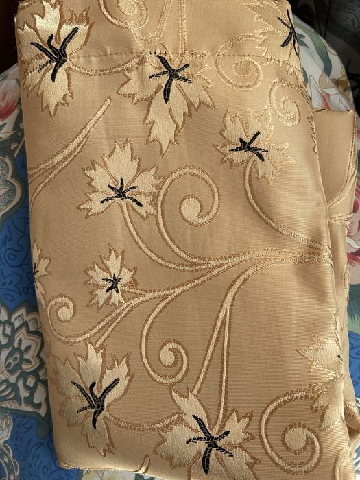 Продам шторы бежевые