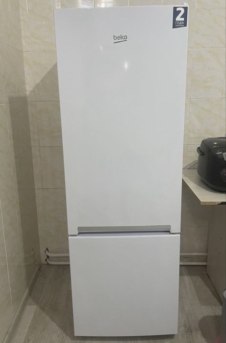 Холодильник BEKO B1RCSK251W белый