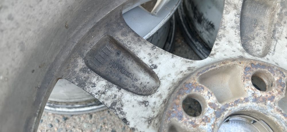 Комплект оригинальных дисков R16. Toyota Camry.