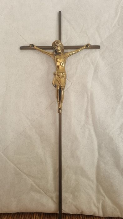 Метален стенен кръст с месингова фигура на Исус