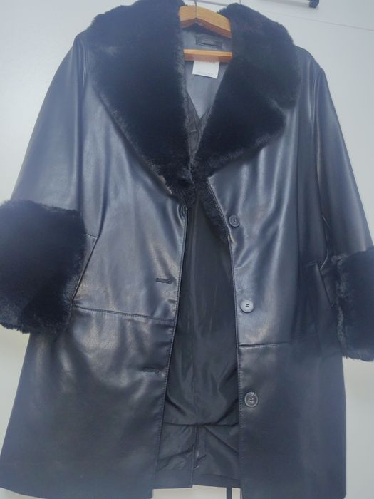 Продаётся  новый кожаный плащ с мехом.