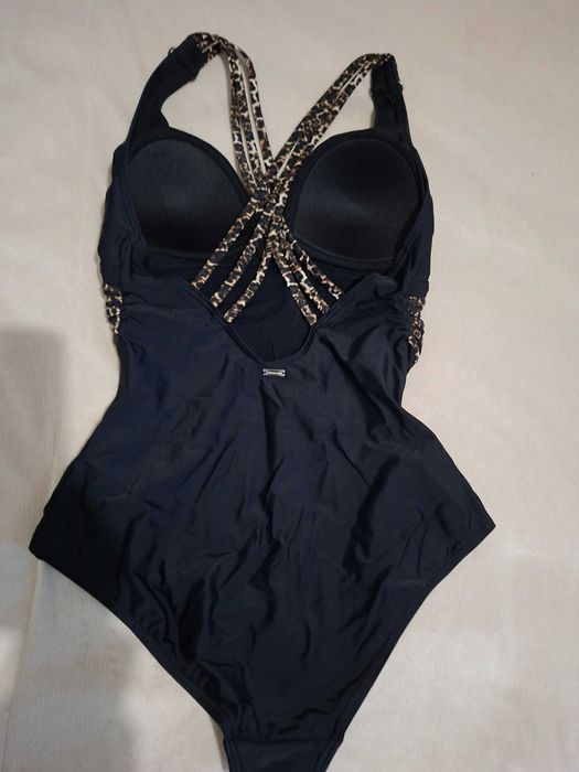 Бански костюми. Черен и бял.