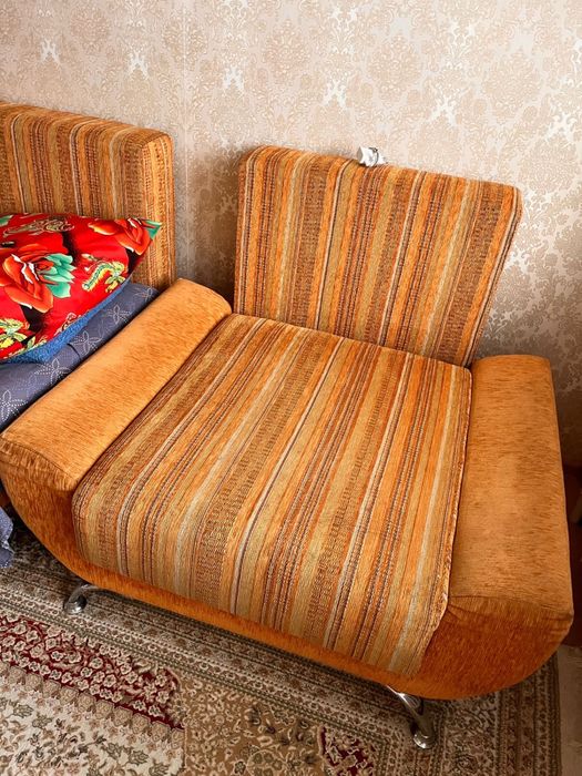 Диван для гостиный , очень в хорошем состаяние!