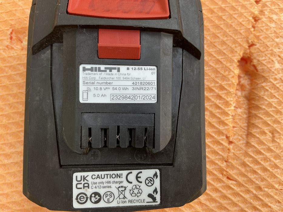Vind acumulator Hilti B12 55 folosit o singura data de 5Ah  perfect pt lasere