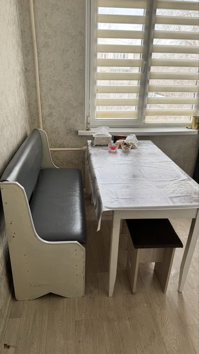 Продам стул (диванчик слева) для кухни, самовывоз