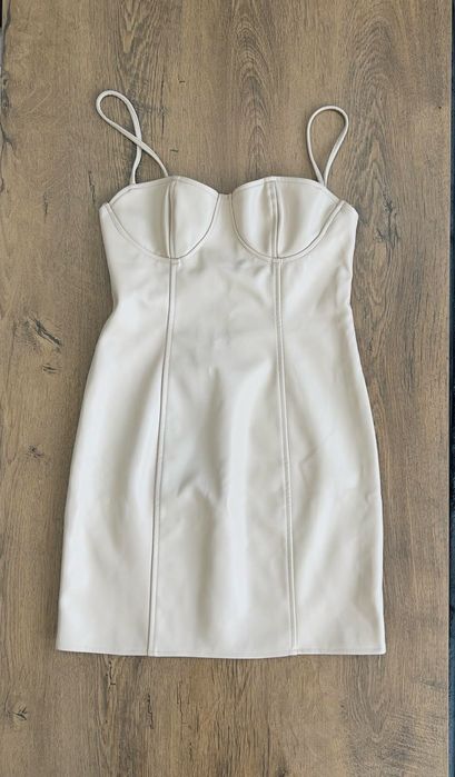 нова кожена рокля