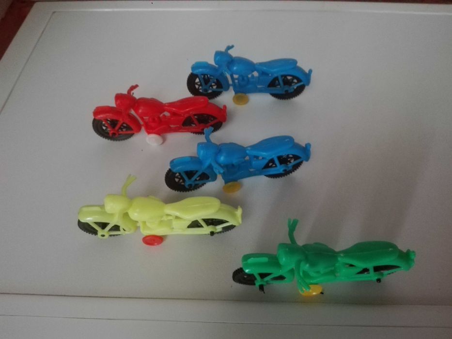 Пластмасови играчки - животни и моторчета.