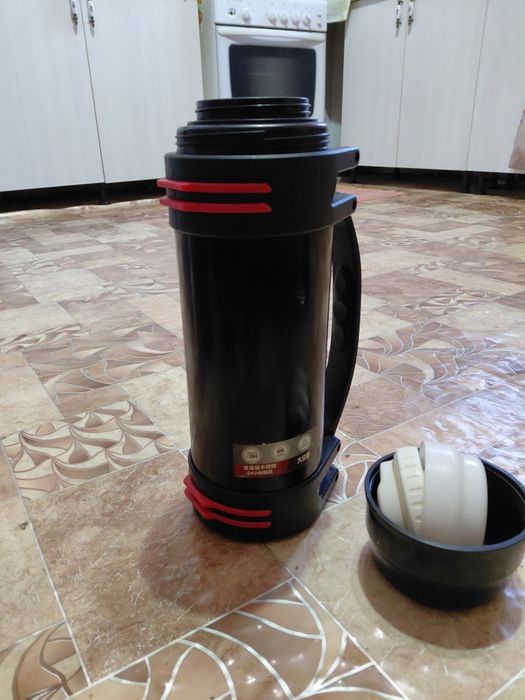 Продам термос 2л