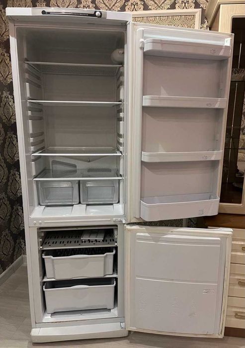 Большой холодильник Indesit
