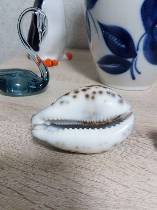 Статуэтки разные (фарфор, стекло).