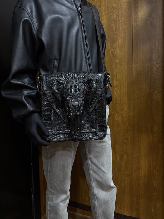 В наличии сумка из кожи крокодила с его настоящей головой