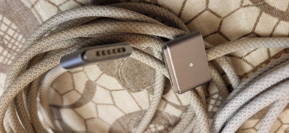 Cablu alimentare Apple MacBook USB-C cu Magsafe 3, 2m 85 lei bucata