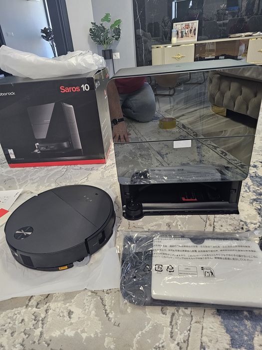 Roborock Saros 10 aspirator robot + mop.
