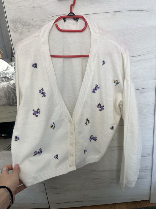 Жилетка с бродирани цвета BikBok