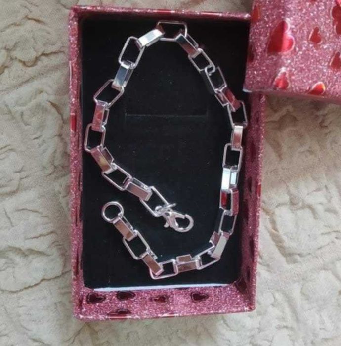 Нова, сребърна гривна. Масивна и здрава, в кутия.