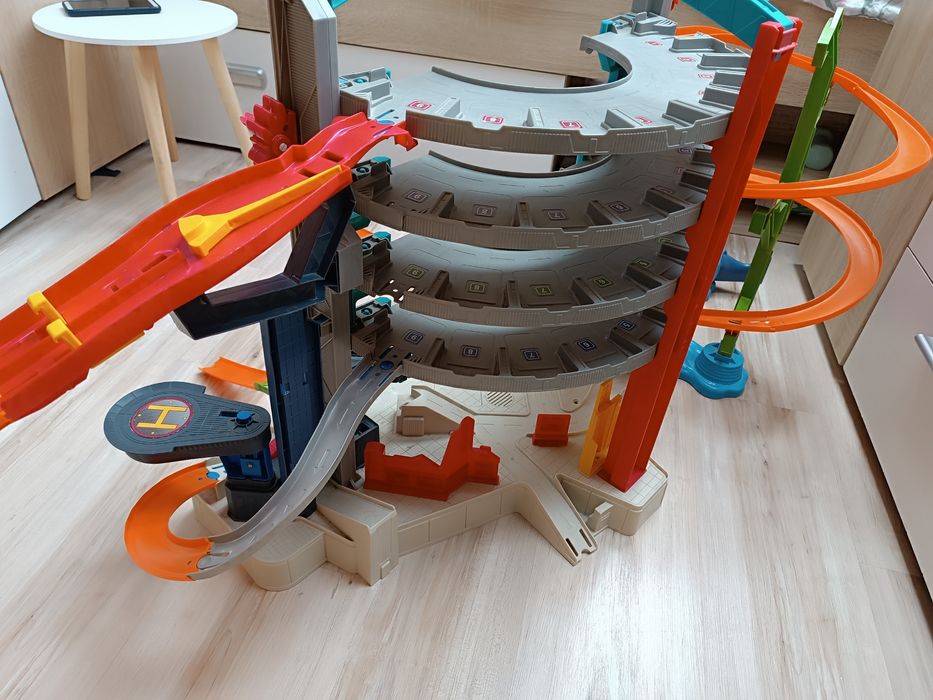 Hot Wheels Хот Уилс  гараж, паркинг