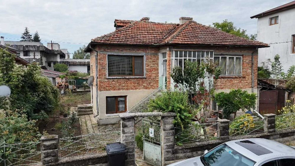 Продавам двуетажна къща