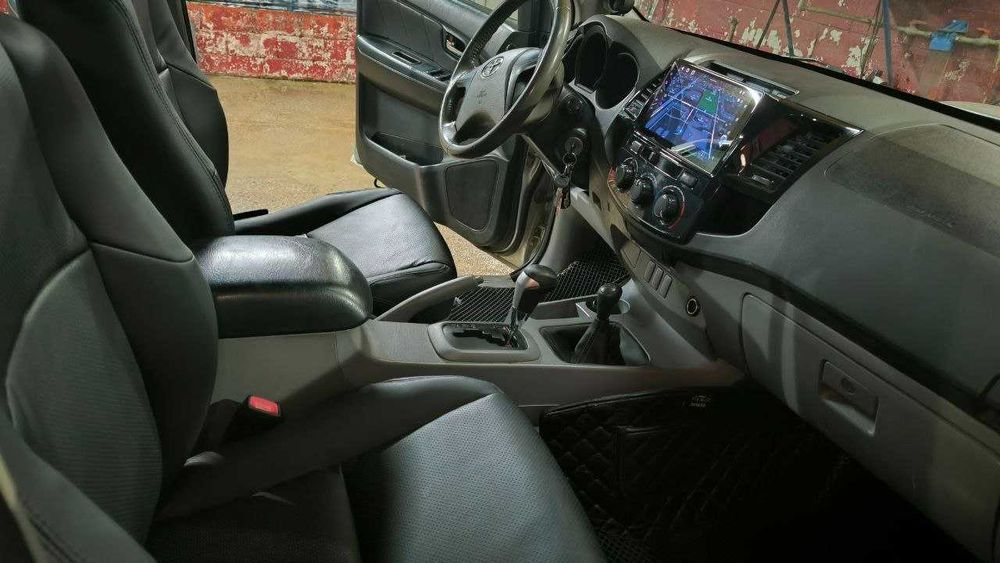 Сиденья  кожаные и электрические Toyota Hilux 2006/2015  комплект