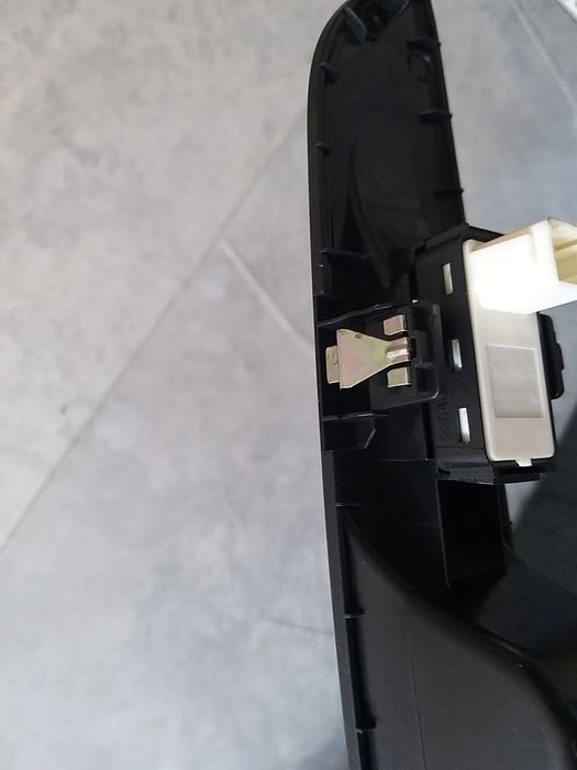 Buton geam electric dreapta spate peugeot 5008 2 98044803zd