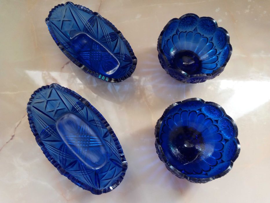 Голубые вазы и фарфоровая тарелка "золото".Цена 25 тыс 1шт