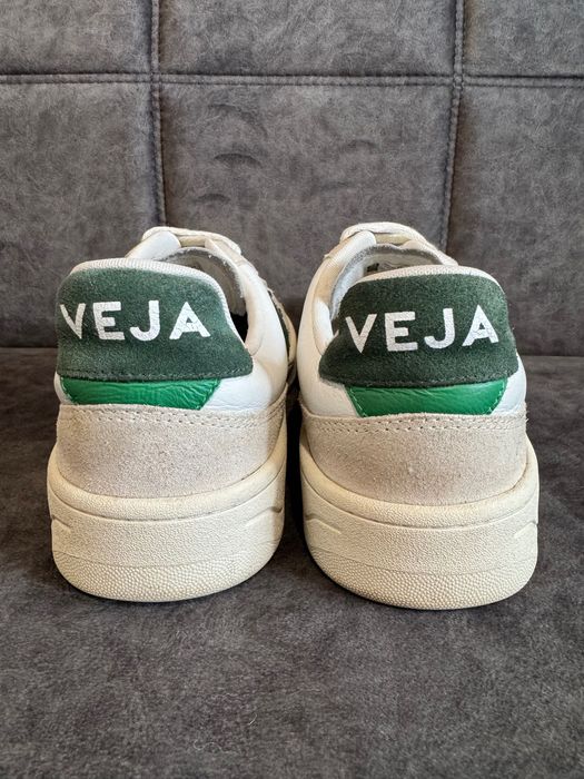 VEJA V-90 Extra White/ Cyprus.