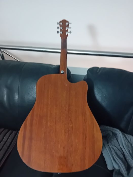 Diferite chitari mici si mari si pe stanga de la 80 ron