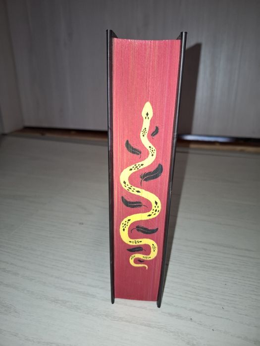 Продавам или разменям Книга Змията и крилете на нощта с цветни порезк