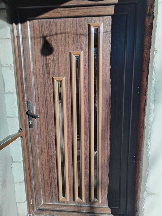 Vând ușa de termopan cu toc