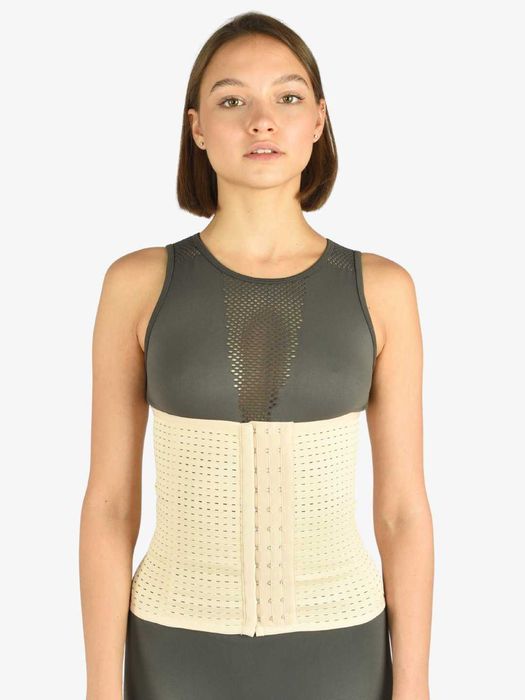 Bir yigit changyutgich bilan silkinib ketdi