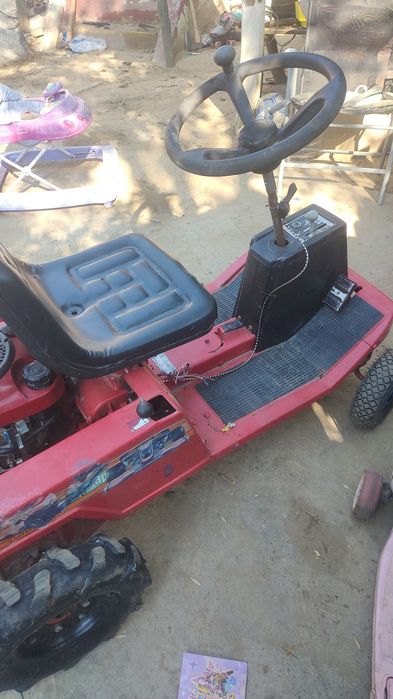 Vând tractoraș de gazon sau schimb cu ATV