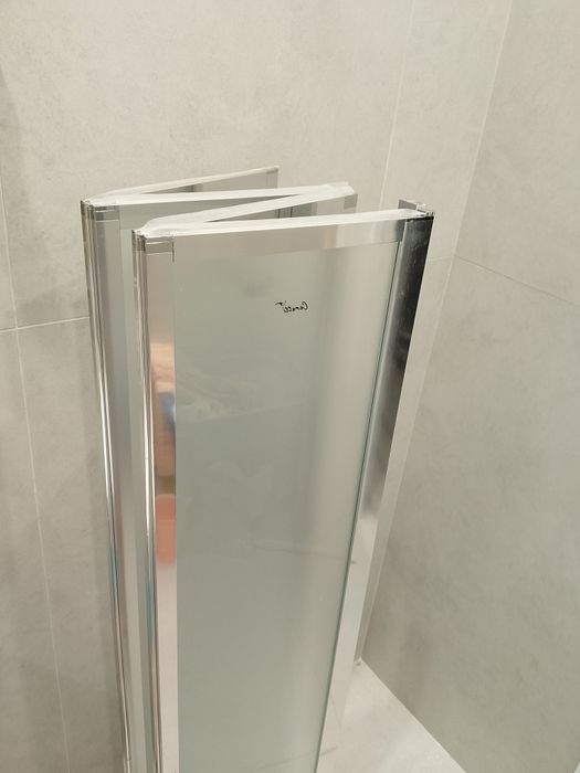 Продается стеклянная перегородка в душевую, по типу "гармошки"