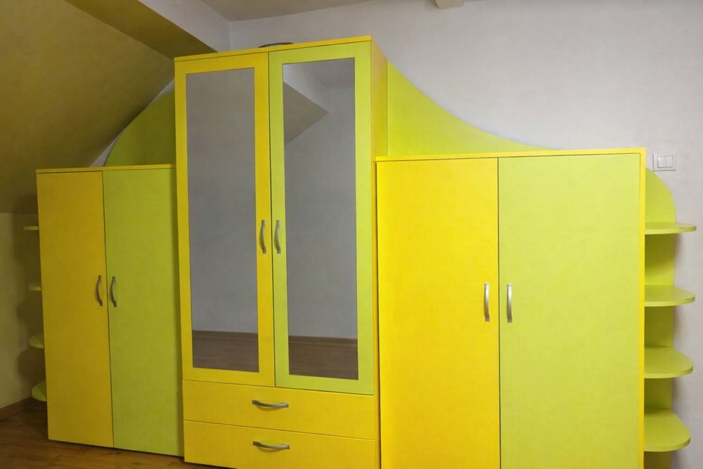 Mobila tineret  in stare foarte buna