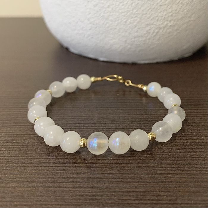 Гривна от лунен камък и позлатена стомана