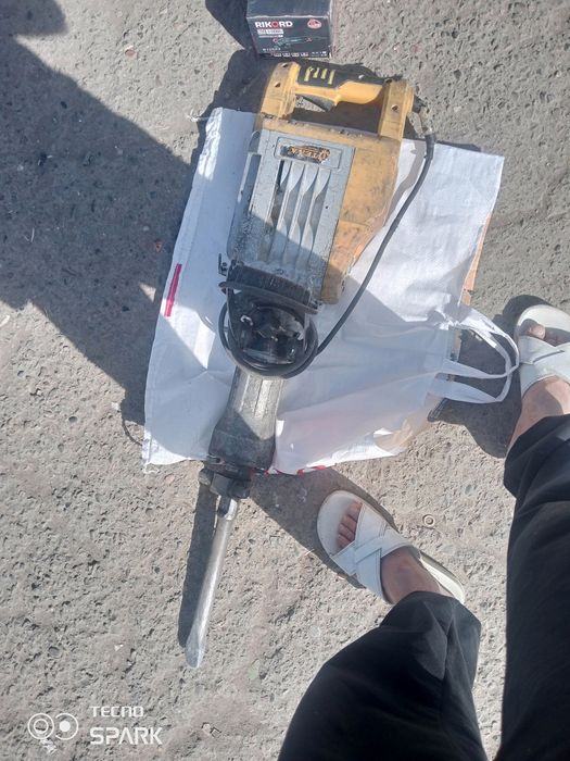 Adboynik biron buzadigon sotilad