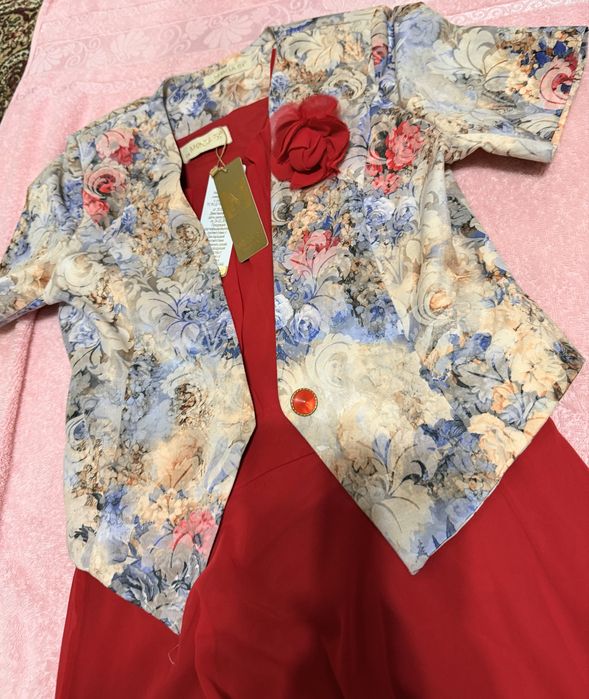 срочно продается костюм с длинным красным базой