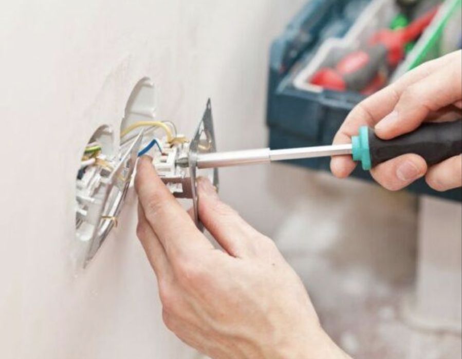 Lucrari instalatii electrice si zugraveli interioare