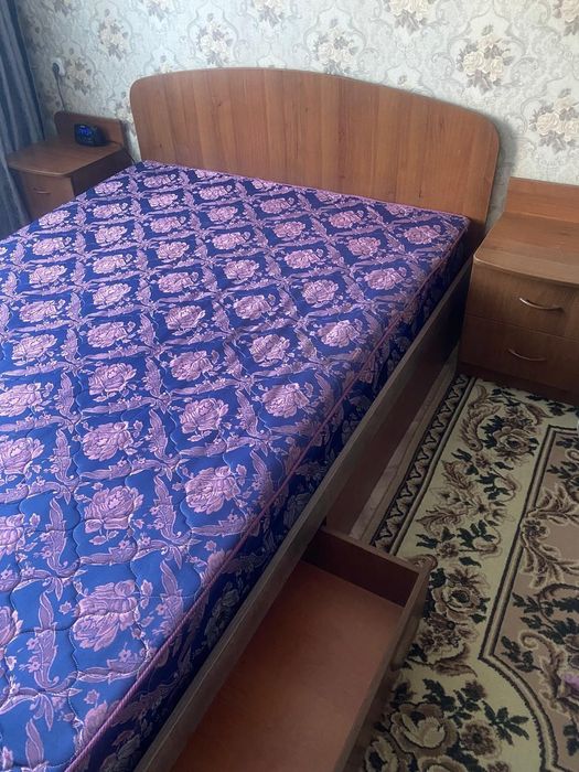 Срочно!!! Продам кравать с матрасом. и тумбочками. Самовывоз.
