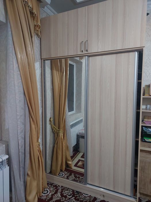 Shkaf sotiladi urungan joylari bor.