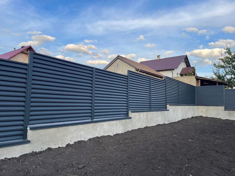 Construim garduri si porti din sipca metalica, panouri stil jaluzele,