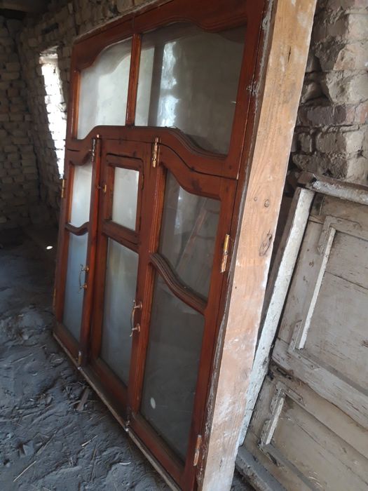 Терезе ағаштан жасалған