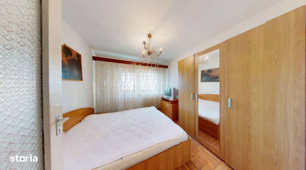Apartament 3 camere DECOMANDAT cu balcon - zona Profi, V. Aaron