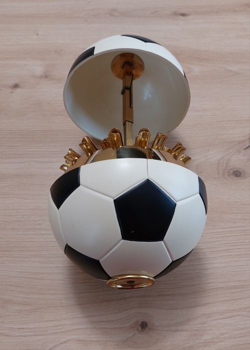 Футболна топка- декоративен диспенсър за цигари, 1970г.